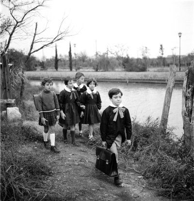 Gemengde school in Venetië, studenten dragen een blouse. Het einde van de lessen (school busissonniere). Jaren 1950 door Unbekannt