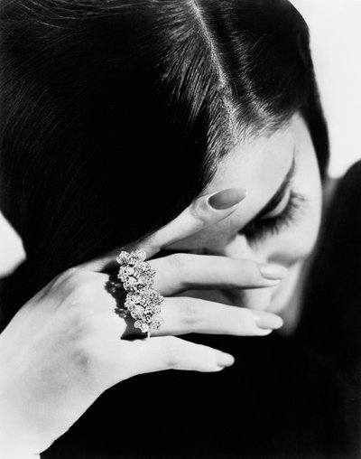 Model met een ring gemaakt door de juwelier Giulio Veronesi, Bologna door Unbekannter Künstler