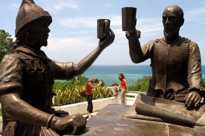 Monument genaamd Sanduguan of bloedritueel waar een toast met bloed wordt opgevoerd tussen de Spaanse conquistador Miguel López de Legazpi en de Filipijnse Sikatuna die de eerste vredesovereenkomst formaliseert. Bool, Bohol, 2019 door Unbekannt