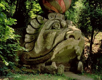 Mond van een fantastische grot in de vorm van een monsterhoofd, uit de Parco dei Mostri (Monsterpark) tuinen aangelegd tussen 1550-63 door de hertog van Orsini, naar ontwerpen van Giacomo Barozzi da Vignola (steen) (foto) door Unbekannt