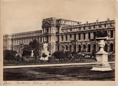 Gemeente van Parijs (1871): uitzicht op het Palais des Tuileries in Parijs rond mei 1871. Anonieme fotografie door Unbekannt
