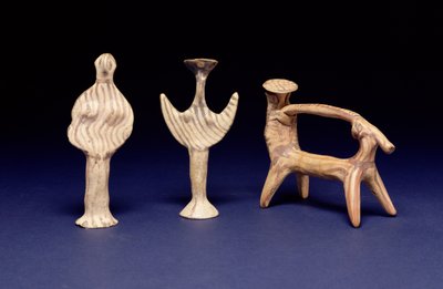 Myceense Groep: Twee Phi-Figuren, een Kar met een Ruiter Onder een Parasol door Unbekannt