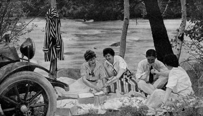 Noord-Amerika. Picknickgroep valt de lunchmand aan tijdens een motorrit naar de Ozark-bergen. 1920 door Unbekannt
