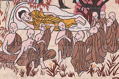 Ong Nui boeddhistische pagode, muurschildering, Het leven van de Boeddha, Na 45 jaar het Dharma onderwezen te hebben, ging de Boeddha over in Parinirvana, Quy Nhon, Vietnam, 2019 (foto) door Unbekannt