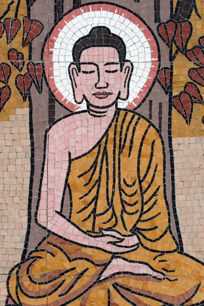 Ong Nui boeddhistische pagode, muurschildering, Het leven van de Boeddha, Shakyamuni Boeddha zittend in de meditatiehouding onder de Bodhiboom, Quy Nhon, Vietnam, 2019 door Unbekannt