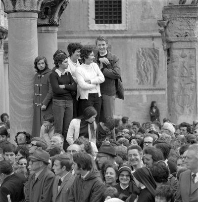 Mensen kijken naar de kardinaal Albino Luciani (Johannes Paulus I) met paus Paulus VI in Venetië - 1972 door Unbekannt
