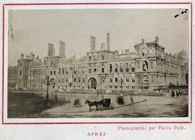 Commune van Parijs (1871): zicht op het Hôtel de Ville in Parijs na de brand in mei 1871 door Unbekannt