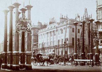 Park Lane versierd voor het diamanten jubileum van koningin Victoria door Unbekannt