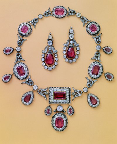 Deel van een antieke spinel en diamanten parure bestaande uit tiara, haarsieraad, ketting en oorhangers door Unbekannt