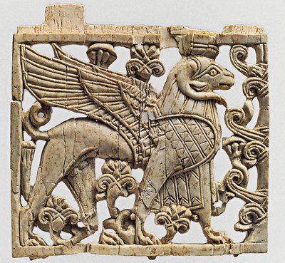 Plaquette die een ramshoofdige sfinx uitbeeldt, Nimrud, Mesopotamië, 9e-8e eeuw v.Chr. door Unbekannt