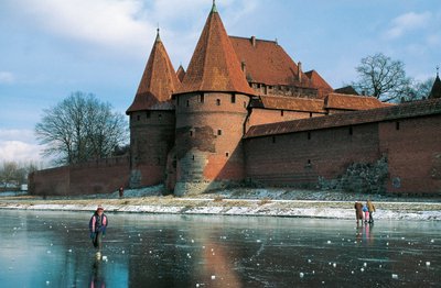 Polen, Pomerskie woiwodschap, Malbork, Kasteel, Gotische vesting gebouwd door de Teutoonse Orde door Benjamin Baud