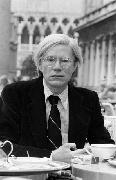Popartkunstenaar Andy Warhol in Venetië 1977 door Unbekannt