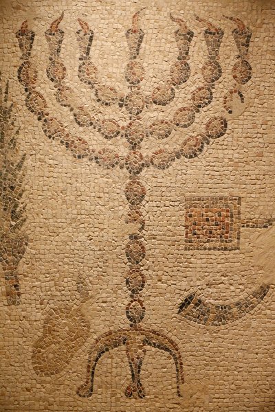 Deel van een synagoge mozaïekvloer (Replica) - origineel: Beth Alpha Synagoge, Israël - 6e eeuw CE - Menorah - Het Joods Museum New York, Verenigde Staten door Unbekannt
