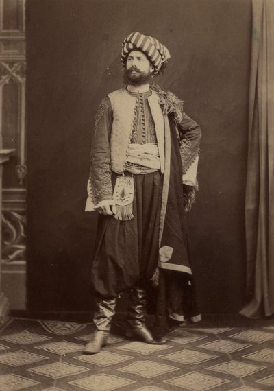 Portret van een man in traditionele Tunesische kleding genomen tijdens de expeditie in Tunesië door Unbekannter Künstler