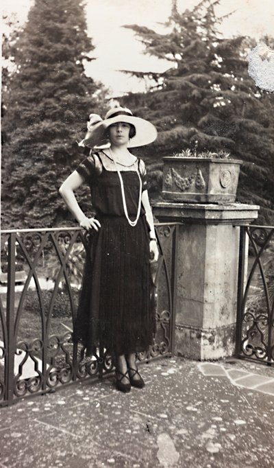 Portret van een vrouw, misschien lid van de Torrigiani-familie, leunend tegen de balustrade van een terras door Unbekannter Künstler