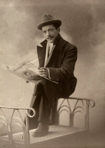 Portret van de fotograaf Luigi Betti terwijl hij de krant "Kundo argentino" leest door Unbekannter Künstler