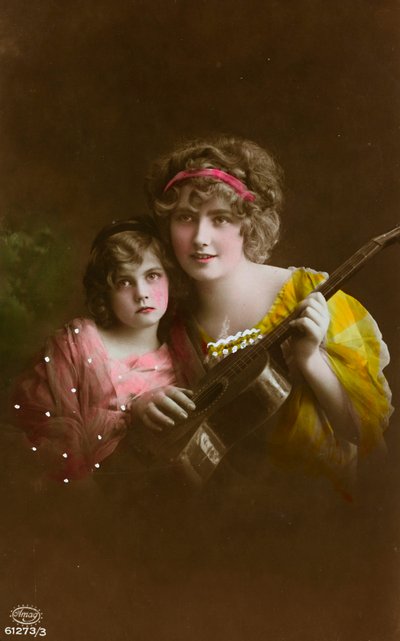 Ansichtkaart met twee vrouwen met een gitaar, Album para Tarjetas postales door Unbekannter Künstler