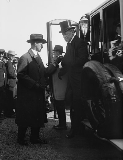 President Woodrow Wilson stapt uit een auto. Washington, DC, circa 1918. door Benjamin Baud