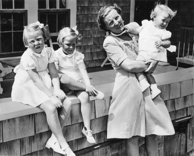 Prinses Juliana van Nederland (rechts) en haar drie blonde dochters, Beatrix, 6, Irene, 4, en 18 maanden oude Margriet Francesca, op vakantie op Cape Cod door Benjamin Baud