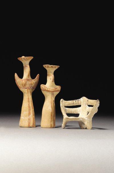 Psi-type vrouwelijke idool, Tau-type vrouwelijke idool, en model van een troon, 1400-1200 v.Chr. door Unbekannt