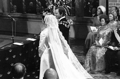 Koningin Silvia en koning Carl XVI Gustaf tijdens de huwelijksceremonie in Storkyrkan in Stockholm door Unbekannter Künstler