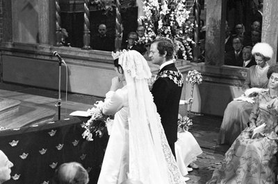 Koningin Silvia en koning Carl XVI Gustaf tijdens de huwelijksceremonie in Storkyrkan in Stockholm door Unbekannter Künstler