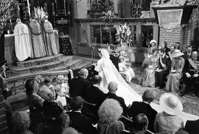 Koningin Silvia en koning Carl XVI Gustaf tijdens de huwelijksceremonie in Storkyrkan in Stockholm door Unbekannter Künstler