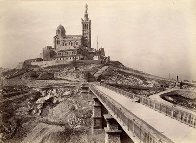 Religieuze architectuur: buitenaanzicht van de Basiliek van Notre Dame de la Garde, ook wel de 