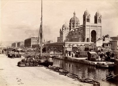 Religieuze architectuur: buitenaanzicht van de basiliek kathedraal Sainte Marie Maggiore, gebouwd tussen 1852 en 1893 volgens de plannen van architect Leon Vaudoyer. Marseille, Bouches du Rhone door William M. Timlin