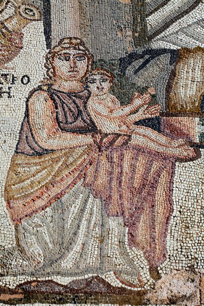 Voorstelling van de pasgeboren Achilles met zijn verpleegster, Anatrophe - Detail van het paneel dat het eerste bad van Achilles voorstelt - Paphos Mozaïeken, de villa van Theseus 5e eeuw na Christus - Cyprus door Unbekannt
