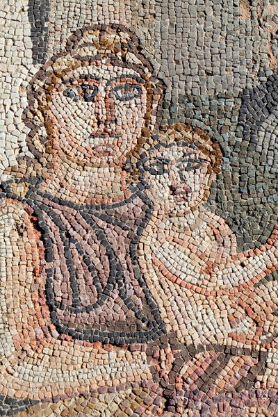 Voorstelling van de pasgeboren Achilles met zijn verpleegster, Anatrophe - Detail van het paneel dat het eerste bad van Achilles voorstelt - Paphos Mozaïeken, de villa van Theseus 5e eeuw na Christus - Cyprus door Unbekannt