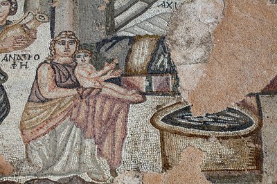 Voorstelling van de pasgeboren Achilles met zijn verpleegster Anatrophe en Ambrosia, Symbool van het voedsel van de goden en onsterfelijkheid, die water brengt in een gouden kruik - Detail van het paneel dat het eerste bad van Achilles voorstelt - Paphos M door Unbekannt