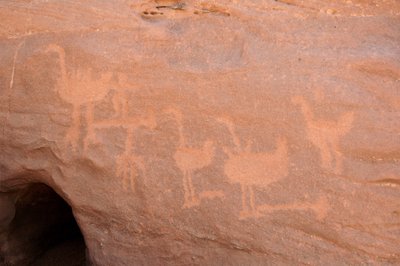Rotstekeningen, Prehistorie: Gravure van een groep struisvogels, waarvan sommige belemmerd zijn (gevangen met een hindersteen) en twee figuren in het Uweinat-massief, Soedan. Periode van 8000 tot 3000 jaar v.Chr. Fotografie door Unbekannt
