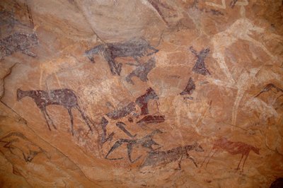 Rotstekeningen, Prehistorie: Schildering van vee, één knie in een schuilplaats versierd in het Uweinat-massief, Soedan (Karkur-Talh of Karkur Talh). Periode van 8000 tot 3000 jaar v.Chr. Fotografie door Unbekannt