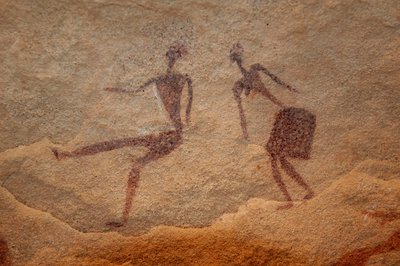 Rotstekeningen, Prehistorie: Detail van een rotsschildering van twee figuren (koppel) in een versierd onderkomen, in het Uweinat-massief, Egypte. Fotografie door Unbekannt