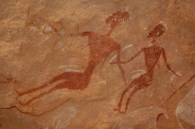 Rotstekeningen, Prehistorie: (detail) van een rotsschildering van twee figuren in een versierd onderkomen, in het Uweinat-massief, Egypte. (Periode van 8000 tot 3000 jaar v.Chr.). Fotografie door Unbekannt