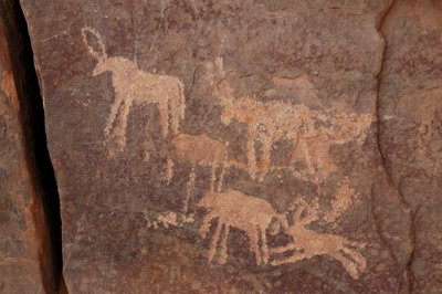 Rotstekeningen, Prehistorie: Gravure van een set antilopen en een hond (rechtsonder) in het Uweinat-massief, Egypte. (Periode van 8000 tot 3000 jaar v.Chr.). Fotografie door Unbekannt