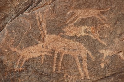Rotstekeningen, Prehistorie: Gravure van een antilope aangevallen door een roedel honden in het Uweinat-massief, Egypte (Periode van 8000 tot 3000 jaar v.Chr.). Fotografie door Unbekannt