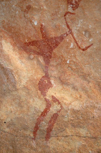 Rotstekeningen, Prehistorie: Schildering van een personage (boogschutter) in een versierd onderkomen, in het Uweinat-massief, Soedan (Karkur-Talh of Karkur Talh). Periode van 8000 tot 3000 jaar v.Chr. Fotografie door Unbekannt