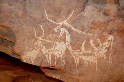 Rotstekeningen, Prehistorie: Rotsschildering van vee met grote hoorns in een beschutting versierd in het Uweinat-massief, Soedan (Karkur-Talh of Karkur Talh). Periode van 8000 tot 3000 jaar v.Chr. Fotografie door Unbekannt