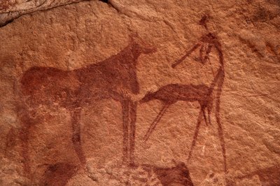 Rotstekeningen, Prehistorie: Rotsschildering van een koe, kalf en figuur (boogschutter) in een versierd onderkomen, in het Uweinat-massief, Egypte. Fotografie door Unbekannt