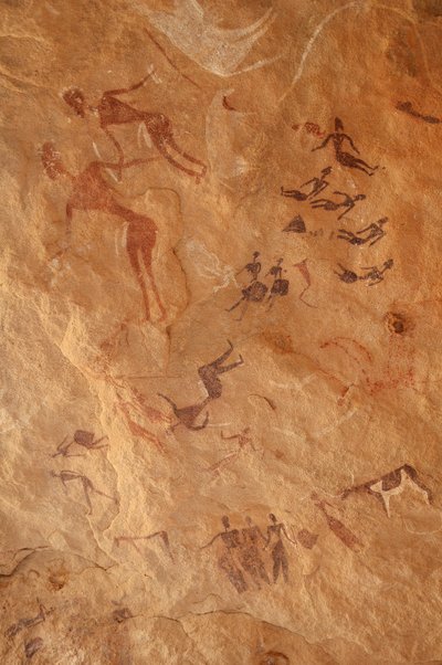 Rotstekeningen, Prehistorie: Rotsschildering van een grote groep personages en vee in een versierde schuilplaats, in het Uweinat-massief, Egypte. (Periode van 8000 tot 3000 jaar v.Chr.). Fotografie door Unbekannt