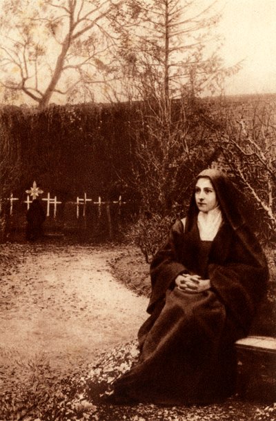 Heilige Thérèse van het Kind Jezus mediteerde in de tuinen van het klooster van Lisieux. 1948 (fotoafdruk) door Unbekannter Künstler