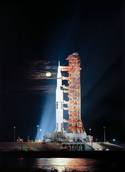 Schijnwerpers verlichten deze nachtscène bij Pad A, Launch Complex 39, Kennedy Space Center, Florida, met het Apollo 17 ruimtevaartuig tijdens de voorbereidingen voor de lancering door Unbekannt