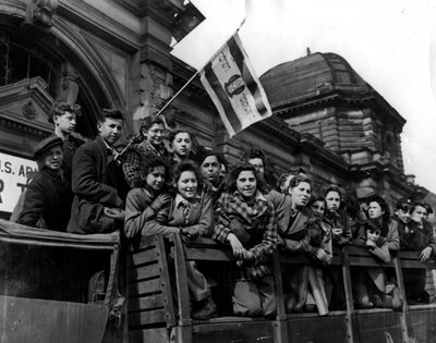Tweede Wereldoorlog (1939-1945): Duitsland begin 1946: Een deel van de 450 Joodse kinderen en adolescenten die de doodskampen overleefden, wordt naar Marseille vervoerd om Palestina te bereiken. door Unbekannt