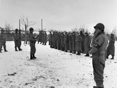 Tweede Wereldoorlog (1939-1945): In de buurt van Bastogne (België) 28 december 1944: Duitse soldaten gevangen door de 6e DB US door Unbekannt