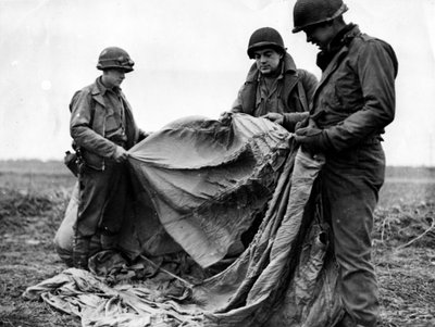 Tweede Wereldoorlog (1939-1945): In de buurt van Kornelimünster (Duitsland) 17 december 1944: Infanteristen van het 1e Amerikaanse leger onderzoeken een Duitse parachute die de nacht ervoor werd gebruikt tijdens de dag van Operatie Guard