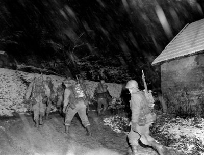 Tweede Wereldoorlog (1939-1945): Regio Langefosse (Vosges) november 1944: Infanteristen van de 142e RI van de 36e DI van het 7e Amerikaanse leger keren terug van de linies tijdens een sneeuwstorm door Unbekannt