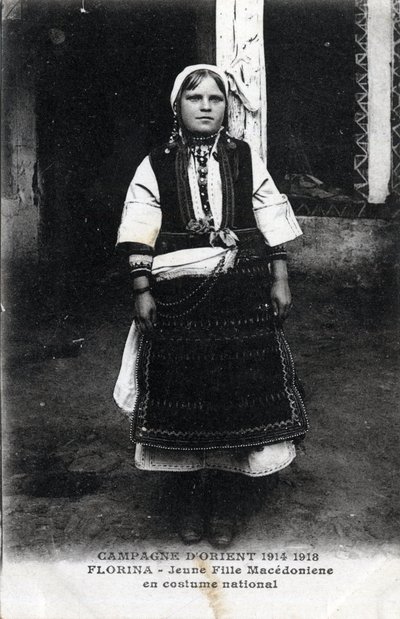 Servië, Florina: Portret van een Macedonisch meisje in nationale klederdracht - Ansichtkaart 1914-1918 door William M. Timlin