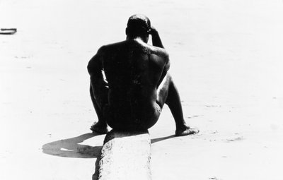 Shirtloze zittende man op Coney Island, Untitled 32, c.1953-64 door Unbekannter Künstler